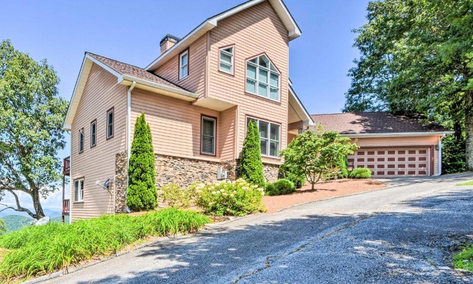 Dillard House | Sky Valley Home with Mtn View, 5 Mi to Rabun Bald!