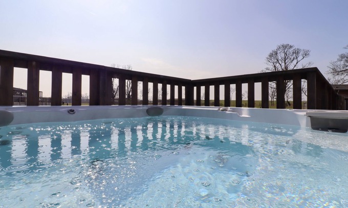 Bury St Edmunds Cottage | SKYLARKS, family friendly, with hot tub in Bury St Edmunds