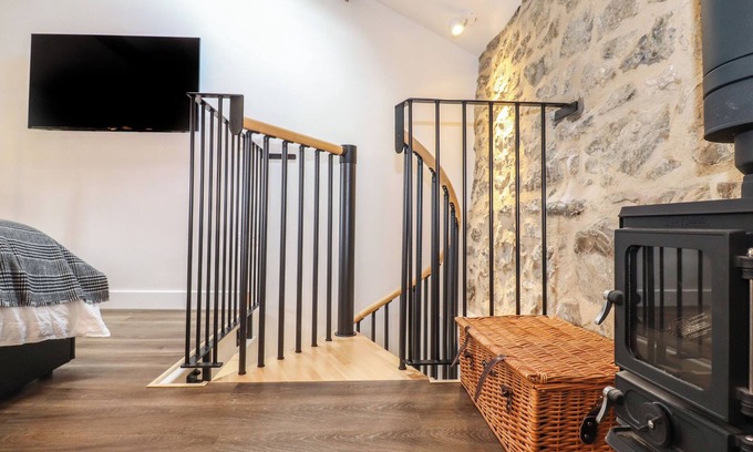 Ingleton House | SKYLIGHT RETREAT, pet friendly, with a garden in Ingleton