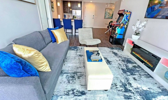 Lenox Apartment | Skyline Luxe | Large Balcony | Mondern Comfort | Pool