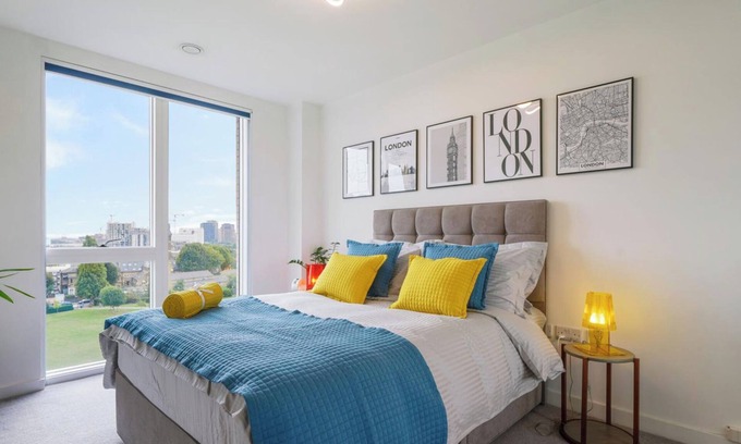 Lansbury Apartment | Skyline View 1 Bed Apartment Sleeps 2 - Balcony