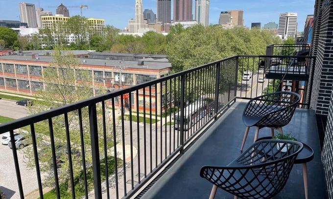 Downtown Columbus Apartment | Skyline View 2BR w/Balcony + Free Parking + W/D!