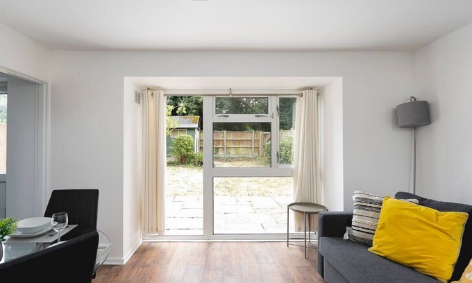 Shephall House | Skyvillion - 2Bed Stevenage House w/Garden&Parking