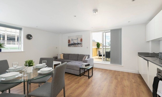 Bayswater Apartment | Skyvillion - Huge 4Bed Apartment w/Balcony&Parking