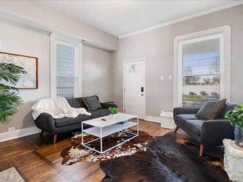 Fountain Square House | Sleep 8-King - 1600-sqft - Fountain Sq -Baby