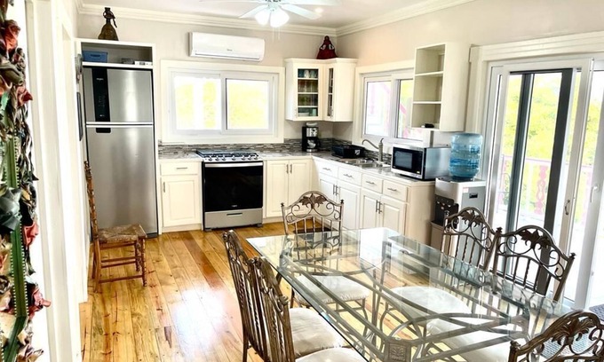 Isla de Utila House | Sleep up to 10 guests in Utila apt with Caribbean Ocean views