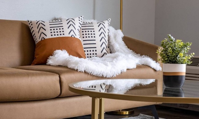 Des Moines Apartment | Sleepover: Airy 1BD/1BA - Downtown Des Moinesn