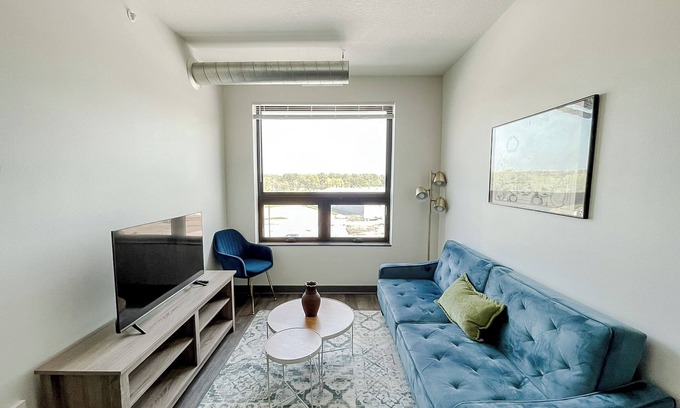 West Des Moines Apartment | Sleepover: Superior 1BD/1BA - Des Moines