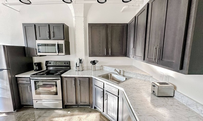 Old Town Apartment | Sleepover : Tasteful Studio + Parking - Wichita