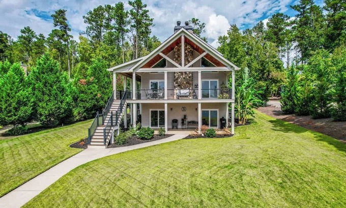 Milledgeville House | Sleeps 10, Paddleboards, Canoe, Pool Table + More!