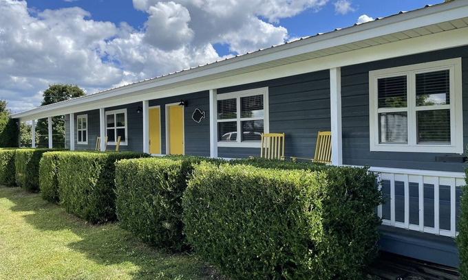 Cassville Condo | Sleeps 10(two 5 person units), Pool, Big M Marina, 15 min to Roaring River