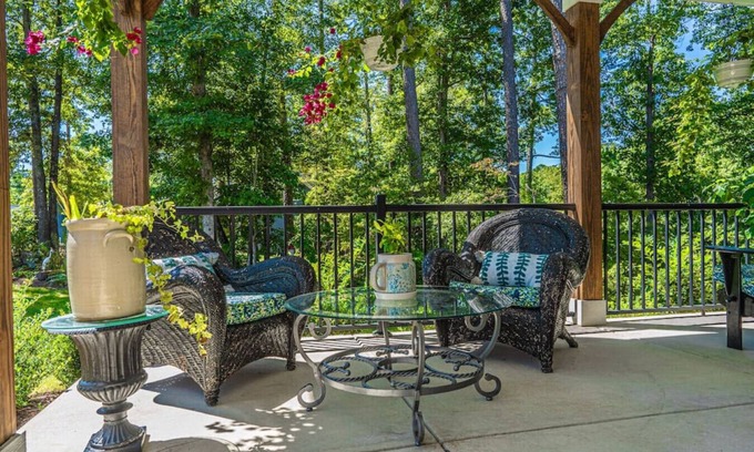 Carthage House | Sleeps 10! Whispering Pines Lakeside