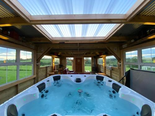 Enniskillen House | Sleeps 12 Hot Tub Sauna Cinema Pets Welcome