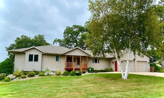 Albert Lea House | Sleeps 15 Beautiful Home on 1.2 Acre lot Minutes from Lakes, boat dock & beach