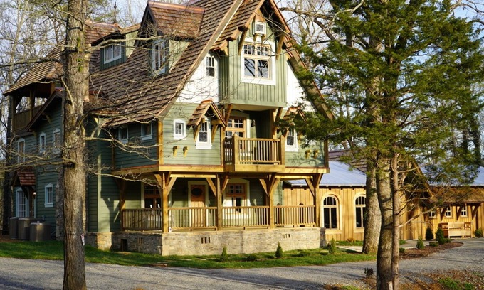 Chickamauga House | sleeps 19-23 20 minutes from Chattanooga and Cloudland Canyon Park