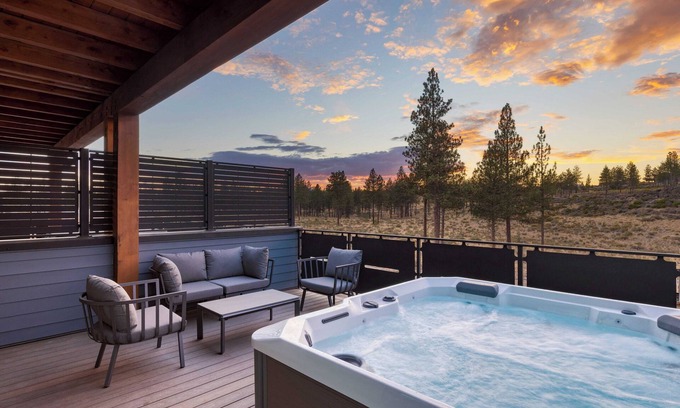 Bend Cottage | Sleeps 20, 4 Units 10bdr, Hot Tub, Near Old Bend + DT Aerie by Avantstay