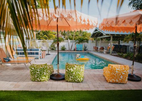 Palma Sola House | Sleeps 20 - Games - Basketball - Pool - Movie Room