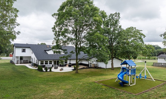 Kidron House | Sleeps 23, 10 Bedrooms, Indoor pickleball, Amish Country