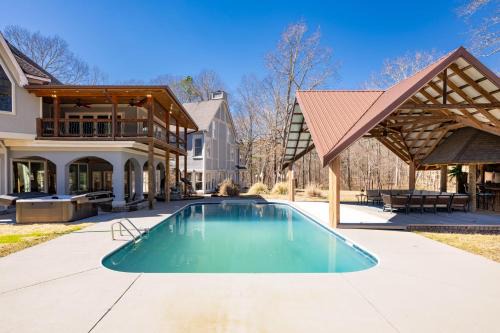 McDonald House | Sleeps 29 Pool Tiki Bar Gym Hot Tub Dogs Welcome