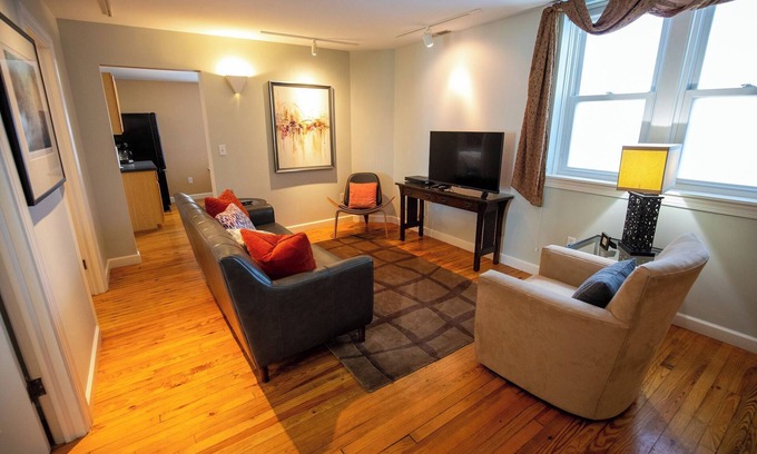 Culver Apartment | Sleeps 3 Downtown