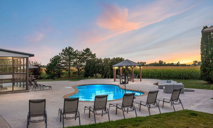 Kaukauna House | Sleeps 30 | 5000+ Sq Ft | Pool & Hot Tub