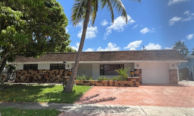 Pembroke Pines House | Sleeps 30 Large Heated Pool Home, 10 min to Hard Rock and 22 minutes to Beach