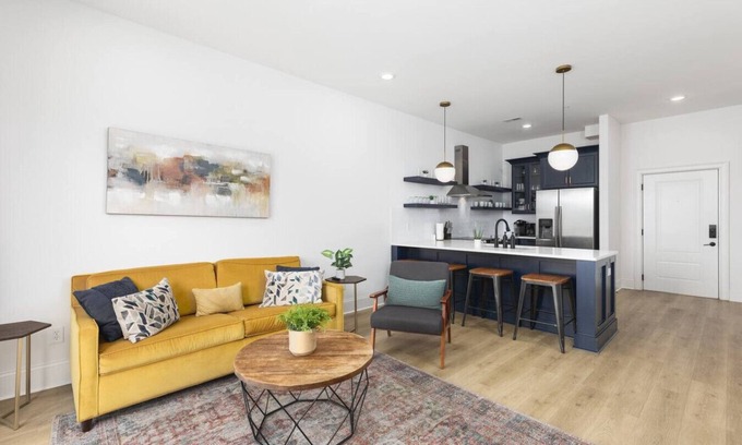 Cleveland Park Apartment | Sleeps 32, only 10 minutes to Broadway, 4 Condos Side-by-Side