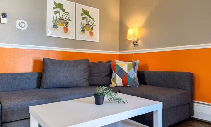 Mount Oliver Apartment | Sleeps 4! Charming 1 Bedroom w/2 Beds + WIFI!