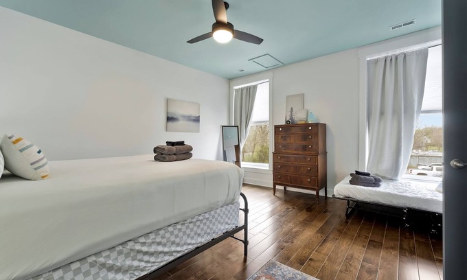 Dickson Apartment | *Sleeps 4* Downtown USA ~ Walkable Dickson Apt