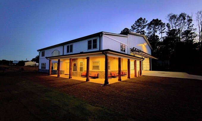 Carthage House | Sleeps 6+. Amazing Fly-in or Drive-in Hangar Home minutes from Pinehurst!