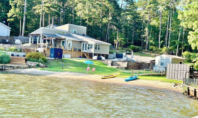 Milledgeville House | Sleeps 6, Inground Pool, Amazing Views + More!