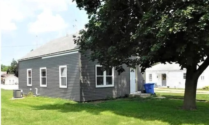 Jefferson House | Sleeps 6. Pets welcome. Wi-Fi. 3 bedroom house