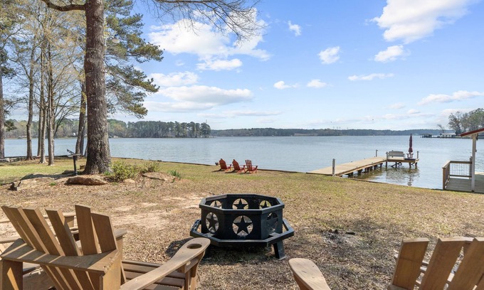 Milledgeville House | Sleeps 7, Firepit, 2 Kayaks, BIG Water + More!