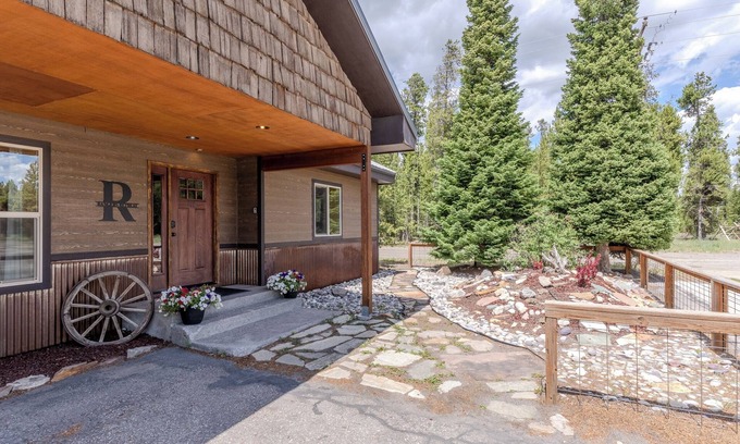 West Yellowstone House | Sleeps 7, In Town, 5 blocks to Yellowstone with A/C and WiFi