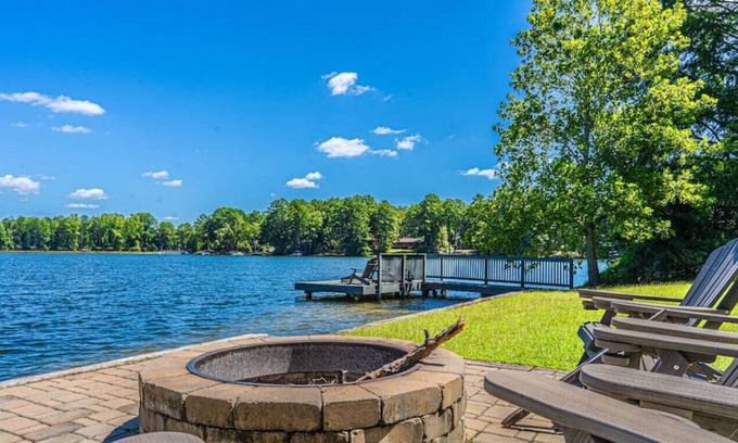 Whispering Pines House | Sleeps 7! Whispering Pines Lake Front