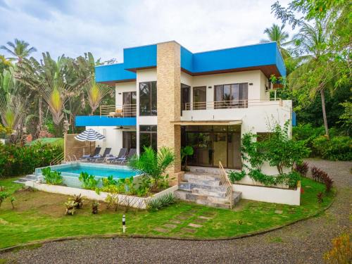 Parrita House | Sleeps 8-beachfront-private Pool-wildlife-100mb