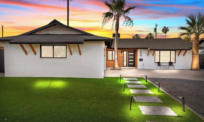 South Scottsdale House | Sleeps 8, Modern Luxury, Near Old Town with Pool!