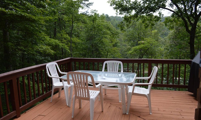 Unaka Cabin | Sleeps Up to 10 Guests, Stay Right On the Lake!
