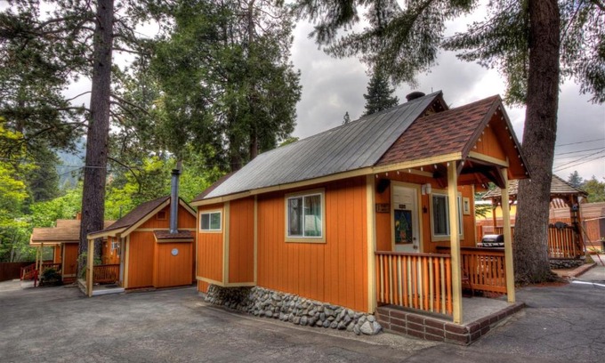 Crestline Cabin | Sleepy Hollow Cabins & Hotel