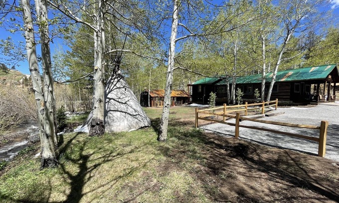 Allenspark Cabin | Sleepy Hollow @ Ferncliff- with Hot Tub and Steam Showers