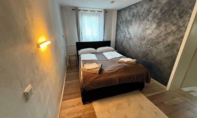 Steinsfeld Apartment | Small double room 16sqm with Smart TV