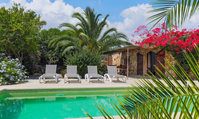 Es Llombards Cottage | Small finca with private pool and garden