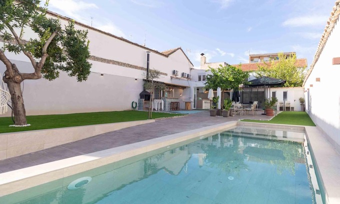 Atarfe Villa | Small house with garden and pool