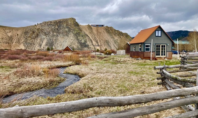 Stanley House | Small Rustic Cabin w/VIEWS! of the Sawtooth Mtns