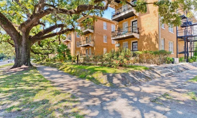 Leinkauf Condo | Small Studio Condo -Private balcony -Free Parking