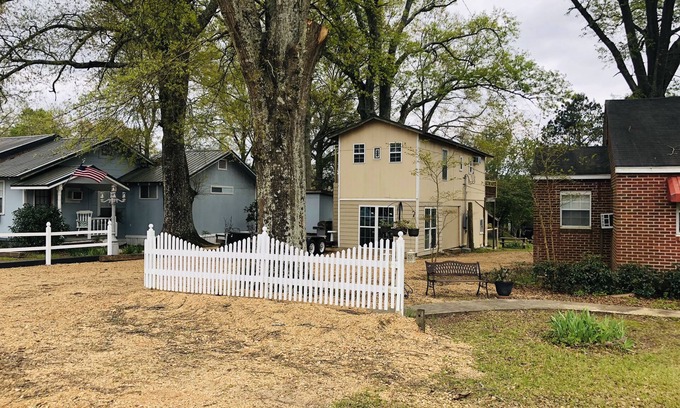 Jayess Apartment | Small Treehouse out in the country