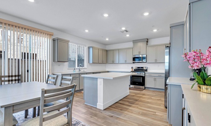 Peters House | Smart Fridge, King Bed, Massage Chair & EV Charger