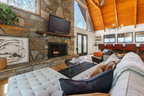 Seymour House | Smokys Landing Disc Golf Game Room Hot Tub