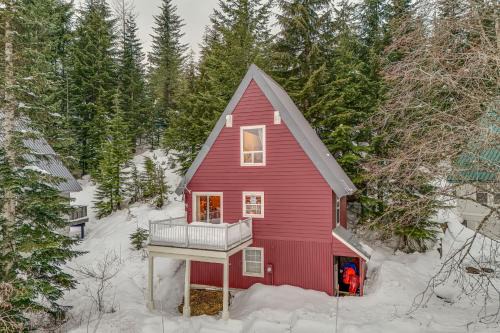 Snoqualmie Pass House | Snoqualmie Pass Cabin with Deck Walk to Ski Lift