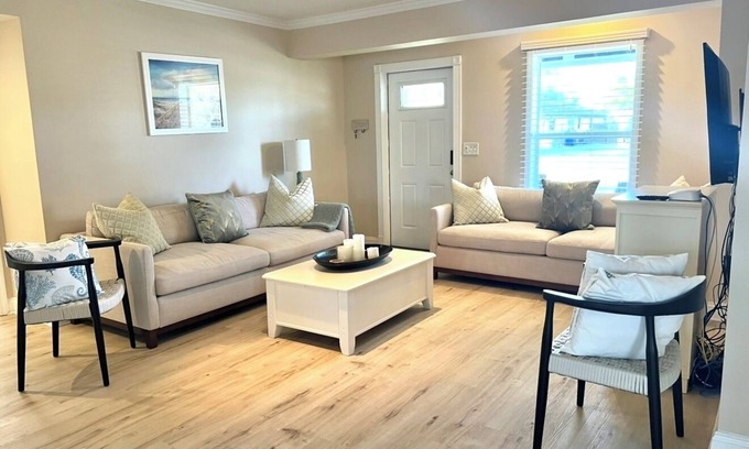 Venice House | Snowbird Haven - 3 Bdrms, 3 Baths- Heated Pool home between 2 golf communities